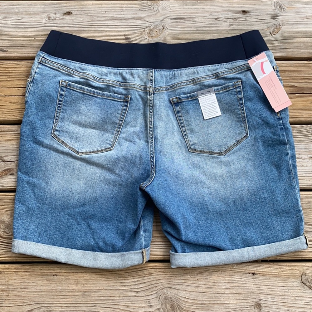Liz Lange Light Wash Maternity Shorts